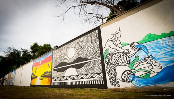 O muro do Parque do Rio Branco é uma verdadeira galeria a céu aberto. O local expõe 34 obras de artistas regionais dentro do tema “Nosso Rio, Nossa História, Nossas Famílias”