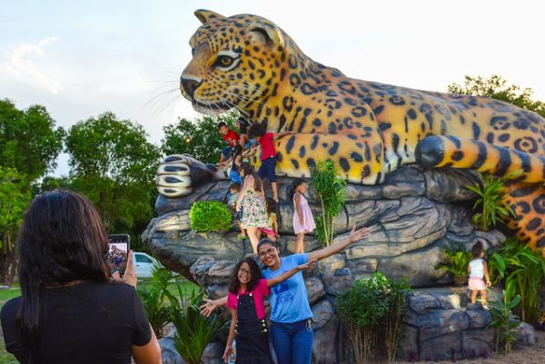 Onça pintada gigante em concreto no Parque Germano Augusto Sampaio