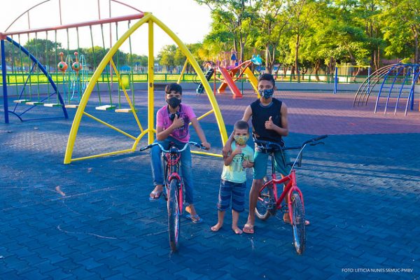 Crianças brincando na Praça