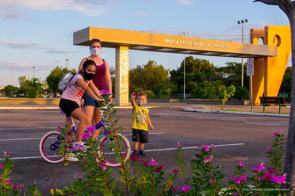 Passeio em família na praça Fábio Paracat
