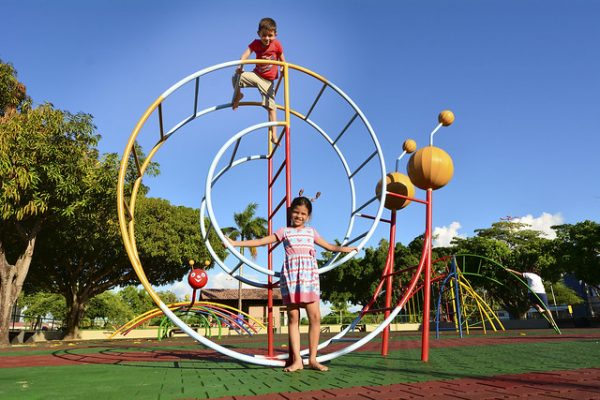 Crianças aproveitam para brincar aos finais de tardes públicos