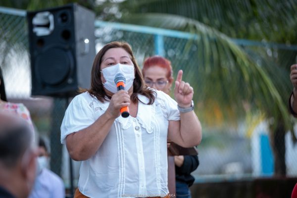 Prefeita Nega fala durante a entrega de equipamentos