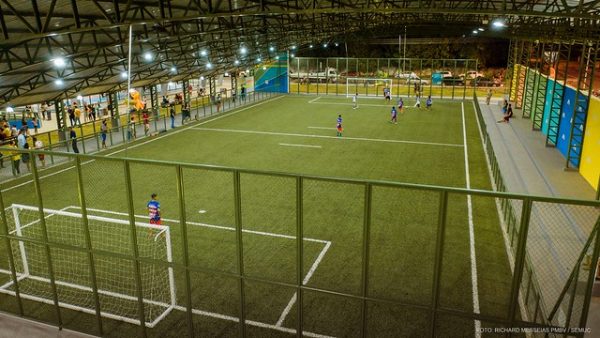 A praça possui várias quadras esportivas