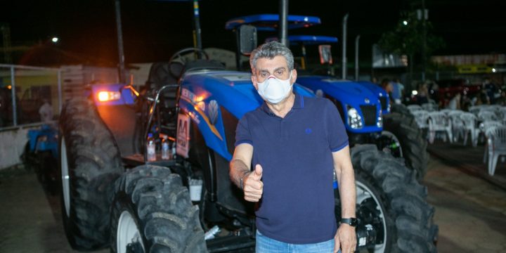 Romero Jucá em frente de trator