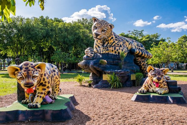 Onça pintada  e dois filhotes de brinquedo para animação das crianças