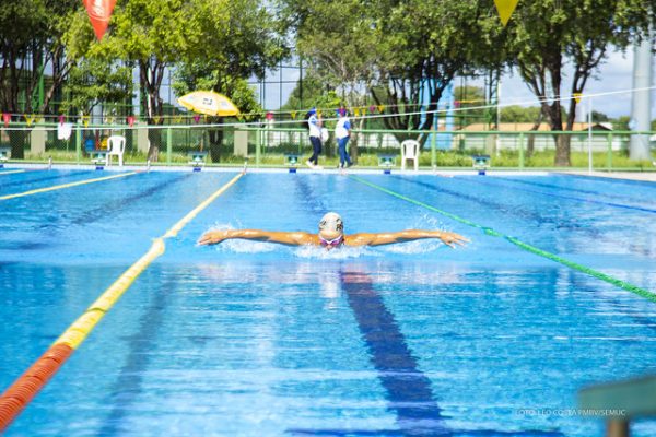 A Vila Olímpica Roberto Marinho possui quadras poliesportivas, campos de futebol, quadra de areia, de tênis, campo de futebol e um parque de piscinas