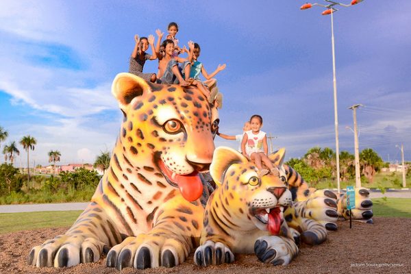 Selvinha amazônica na Praça do Pérola diversão e arte por toda parte
