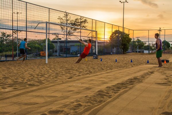 Pessoas jogando bola na Praça da Amoca