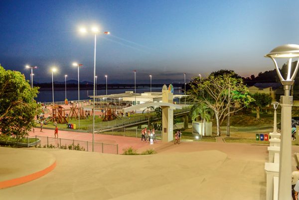 Monumento aos pioneiros fica em frente a Orla Taumanan