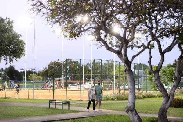 Pessoas passeando e praticando esporte na Praça do Paraviana