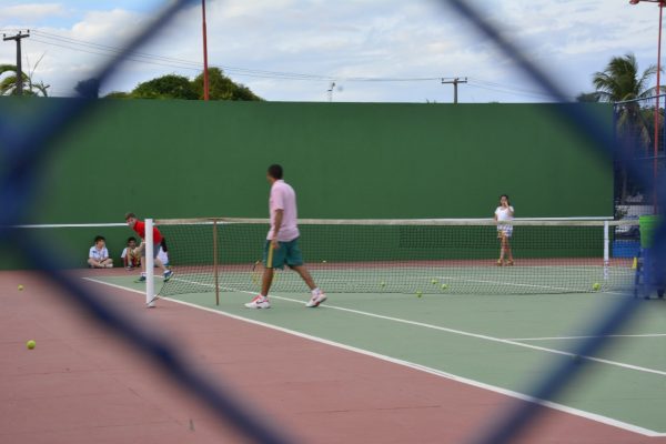 Pessoas jogando tênis na Praça da Amoca