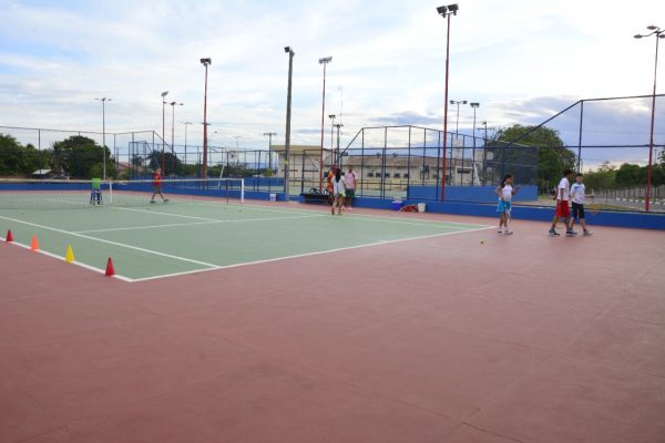 Quadra de Tênis na Praça da Amoca
