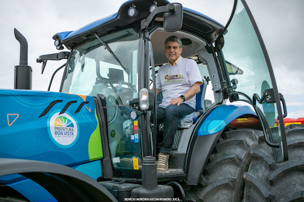 Romero Jucá em trator do programa municipal de desenvolvimento agrário da Prefeitura de Boa Vista para o trabalhador rural
