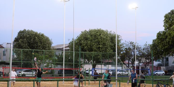 Pessoas jogando bola na Praça do Paraviana