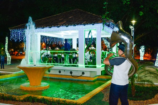 Apresentação musical na Praça do Coreto