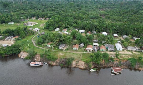 Vista área de comunidade ribeirinha do Baixo Rio Branco