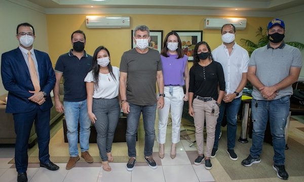 Romero Jucá e Rosilene Brito com os jovens empreendedores de Roraima