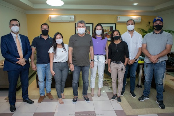 Romero Jucá e Rosilene Brito com os jovens empreendedores de Roraima