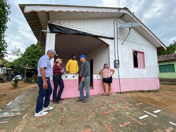 Edio Lopes, Teresa Surita e Romero Jucá falam com morador do Baixo Rio Branco