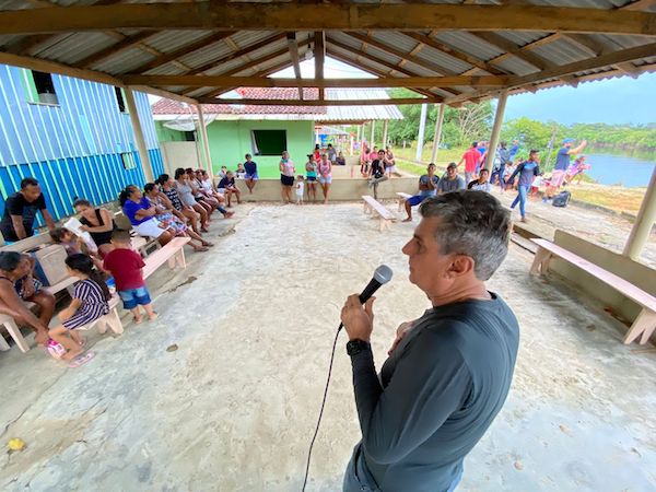 Romero Jucá conversa com ribeirinhos do Baixo Rio Branco