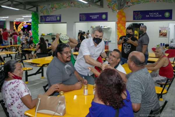 Romero Jucá durante inauguração da praça de alimentação