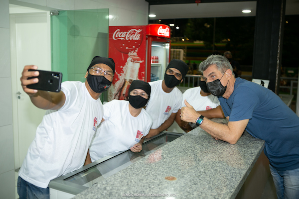 Romero Jucá com comerciários da Orla Taumaman