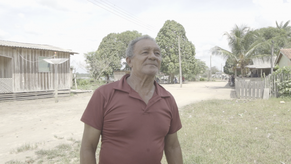 Zé Rosa, com camisa rosa, fala sobre o que tem no Baixo Rio Branco, mais especificamente na vila Xerueni