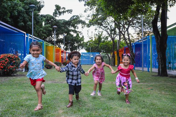 Crianças brincando na praça