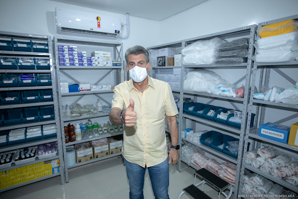 Romero Jucá em posto de saúde faz sinal de positivo. Ele sempre levou saúde no interior