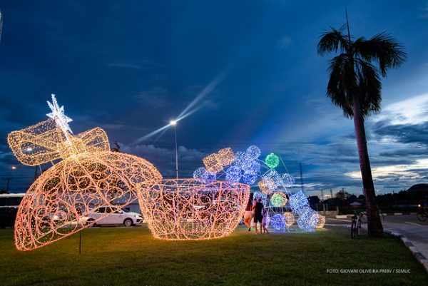 Luzes de Natal na avenida Carlos Pereira de Melo