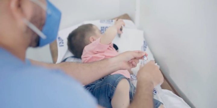 Miguel sendo tratado por médico