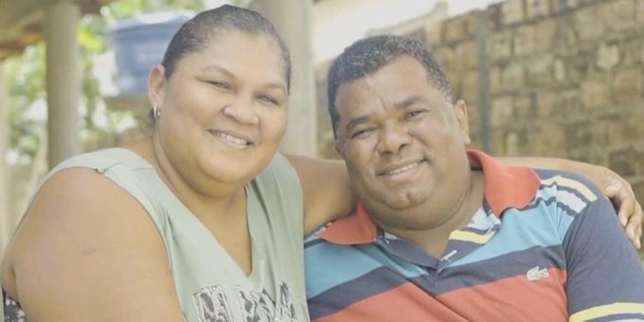 Genildo e a esposa sorrindo