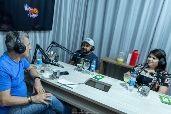 Casal de apresentadores em conversa com Romero Jucá no estúdio