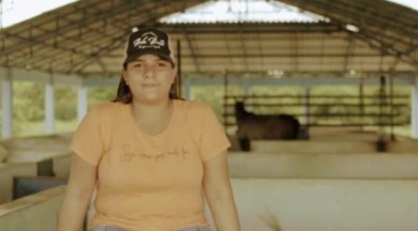 Alice sorrindo dentro do parque de exposição fala sobre o esporte em Roraima que é tradição