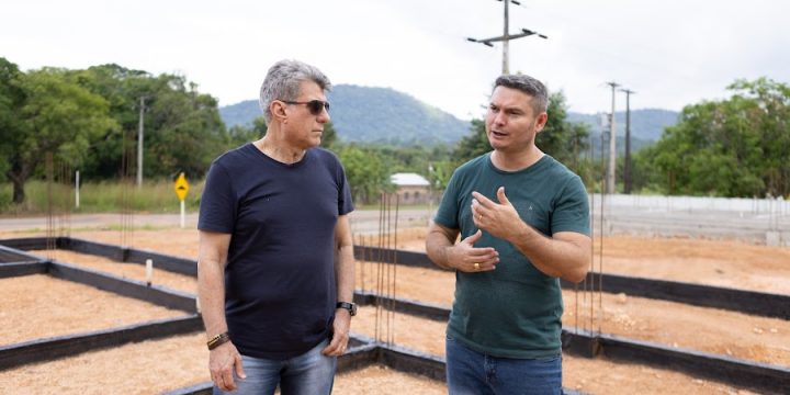 Jucá e James no início da obra de escola em Vila Moderna. Educação em São Luiz vai melhorar