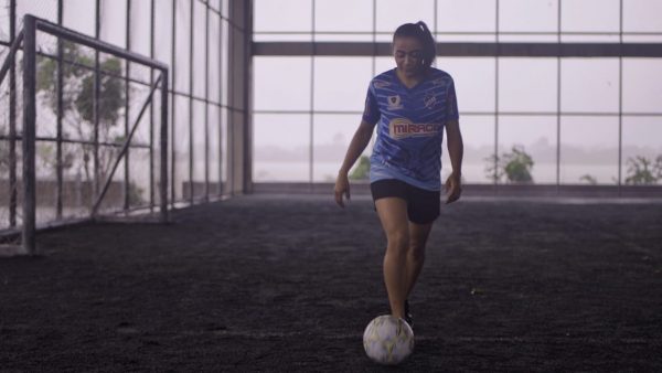 Suelen controlando a bola na orla de Caracaraí