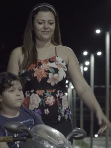 Pamela Rafisa e o filho passeando na rua iluminada de São João da Baliza. É durante a noite