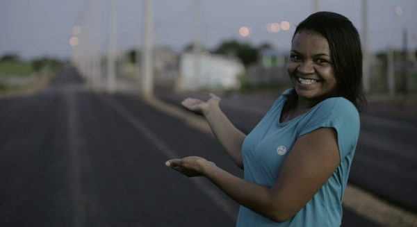 Darlene mostra a rua com mais asfalto em Iracema