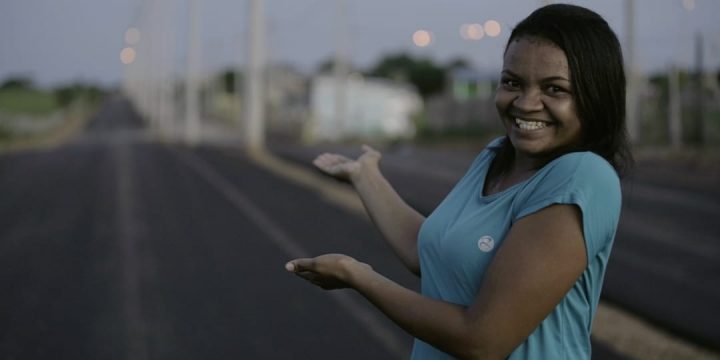 Darlene mostra a rua com mais asfalto em Iracema