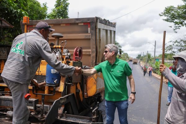 Jucá cumprimenta funcionários que fazem o asfalto em Caroebe