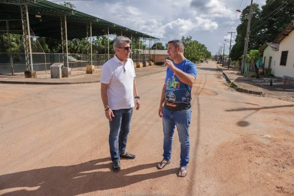 Jucá e James em rua que será asfaltada