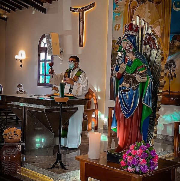 Padre na igreja