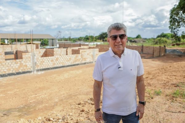 Romero Jucá na obra da escola da Vila Moderna