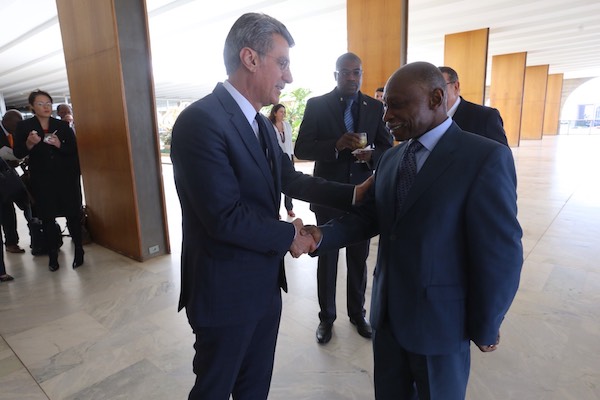 Romero Jucá fala com o Vice-Presidente e Ministro das Relações Exteriores da Guiana Carl Greenidge sobre a importância da estrada