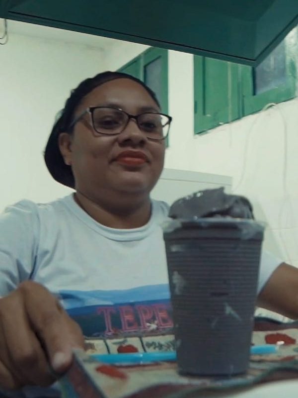Gabriela vende comida da Praça do Tepequém