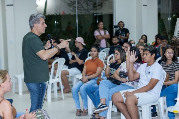 Romero Jucá interage com a juventude sobre política para o jovem