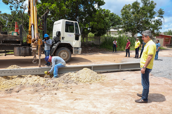 Romero Jucá acompanha obra de iluminação pública em Nova Colina