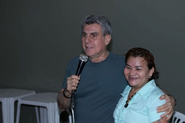 Cleia Pitbull é pré-candidata a deputada estadual. Na foto ela está com Romero Jucá