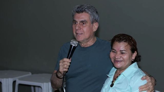 Cleia Pitbull é pré-candidata a deputada estadual. Na foto ela está com Romero Jucá