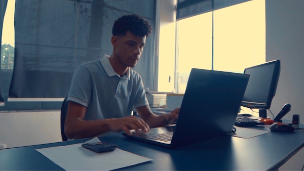 Matheus Guedes conseguiu um emprego a partir do curso que fez no Estação Juventude